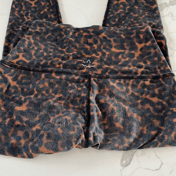BeyondYoga. Caught in the midi, Spacedye. Leopard leggings. - Picture 2 of 3